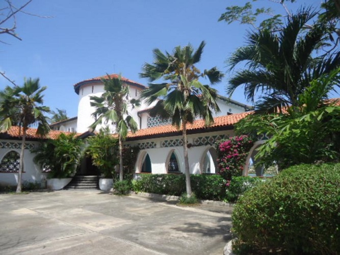 4 br beach villa house with 2br guest wing for sale in Nyali