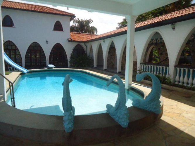 4br beach villa house with 2br guest wing for rent in Nyali.