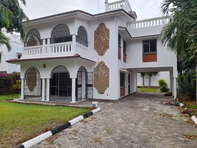 4br house in a shared compound with Sq for rent in Nyali